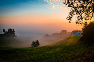 Sonnenaufgang an einem nebeligen Augustmorgen