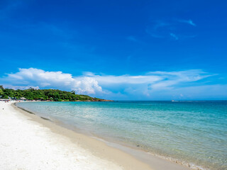 Obraz premium Seascape view with white sand, quiet beach, clear sea water, blue sky in summer of Koh Samet (Samet Isalnd) in Thailand