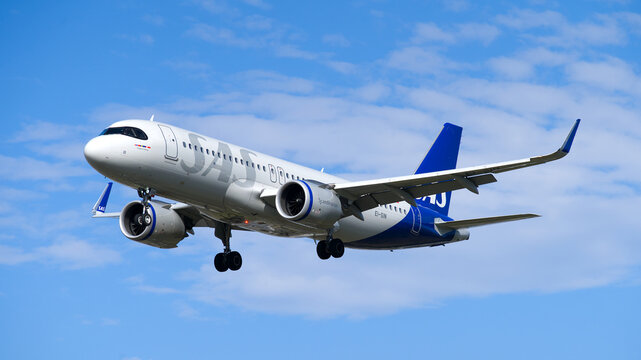 SAS Scandinavian Airlines Airbus A320 landing with a blue sky. London - 29th August 2024