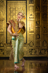 Obraz premium Pantomime (Khon) is traditional Thai classic masked play enacting scenes from the Ramayana with a backdrop of Thai paintings in a public place at Wat Phra Khao, Ayutthaya province, Thailand