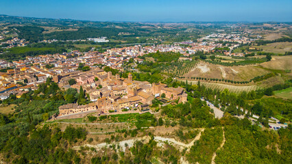 Obraz premium An aerial view of Certaldo, a charming medieval town in Tuscany, Italy, captured by a drone. Certaldo is known for its well-preserved historic center, characterized by ancient brick buildings