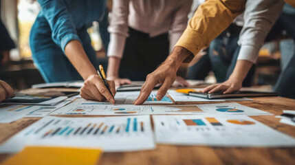 Obraz premium Business team collaborating on a financial project