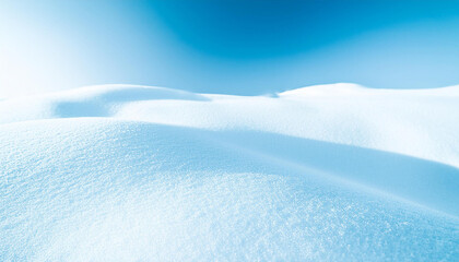 Obraz premium Panoramic view of a snow-covered landscape, with rolling hills and a clear blue sky. 