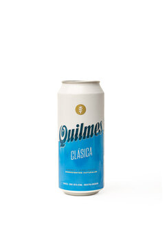 Cerveza Quilmes t&iacute;pica de Argentina en lata sobre un fondo aislado blanco. Vista de frente y de cerca. Copy space. Formato vertical

