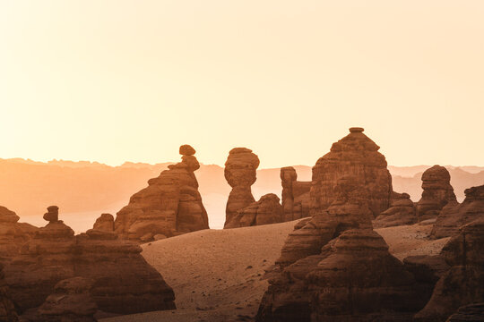 Luftaufnahme zur goldenen Stunde von Schluchten, Klippen, Felsen und Felsformationen im W&uuml;stenland AlUla Medina Saudi-Arabien 