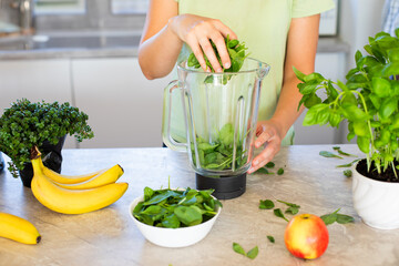 process of making healthy green breakfast smoothie