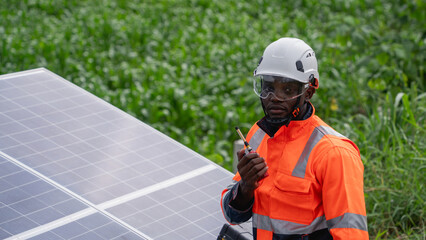 Obraz premium Service engineer inspects and maintains solar panels in a cultivation area, promoting clean energy.
