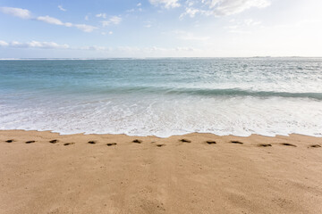 Empreintes de pieds sur plage de sable doré, île de la Réunion 