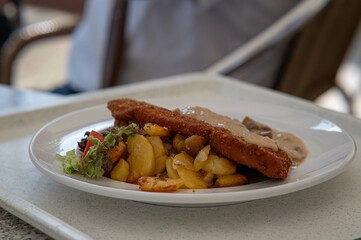 Schnitzel mit Bratkartoffeln