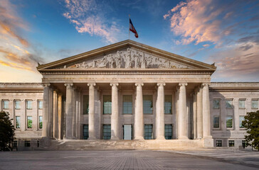 Obraz premium Timeless Architectural Beauty of a Historic Courthouse at Sunset / Zeitlose architektonische Schönheit eines historischen Gerichtsgebäudes bei Sonnenuntergang