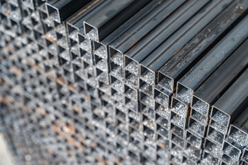 Barre de fer entrepos&eacute; dans un entrep&ocirc;t 