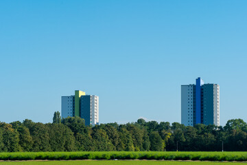 Obraz premium two tall buildings are in the distance with a clear blue sky above them