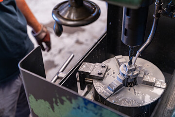 Machine dans une usine de métallurgie