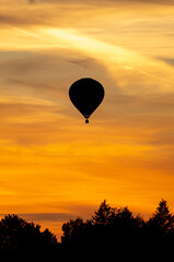 Heißluftballon vor Sonnenuntergang