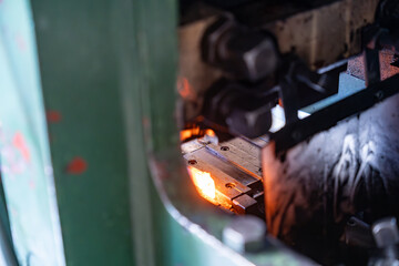 Machine en action dans une usine