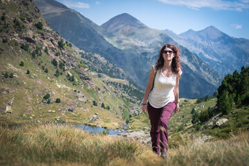 Naklejka premium Woman hiking in the mountains on a sunny day