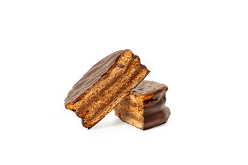 Alfajor con dulce de leche, un postre tradicional argentino sobre un fondo blanco aislado. Vista de frente y de cerca. Copy space