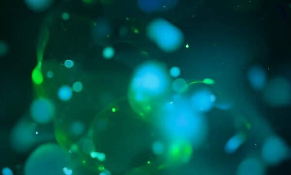 Leuchtende blaue und gr&uuml;ne Partikel im Fluss