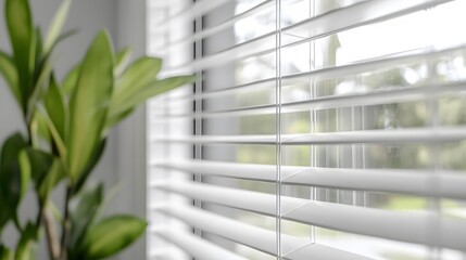 Obraz premium 部屋の窓に取り付けられた白いブラインド