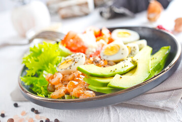 Rice bowl with shrimps and avocado