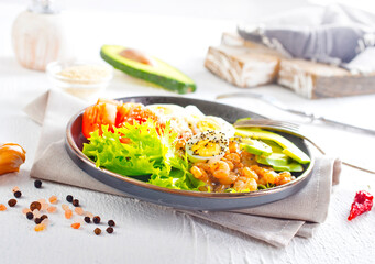 Rice bowl with shrimps and avocado