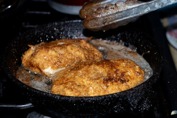 Cocinando pollo frito empanizado