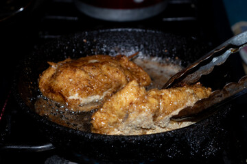 Cocinando pollo frito empanizado