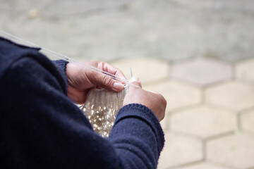 tejiendo una prenda de vestir a mano