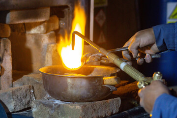 proceso de elaboración de joyas, fundición, modelado y más, taller artesanal para elaboración de joyas