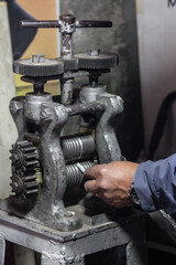 proceso de elaboración de joyas, fundición, modelado y más, taller artesanal para elaboración de joyas