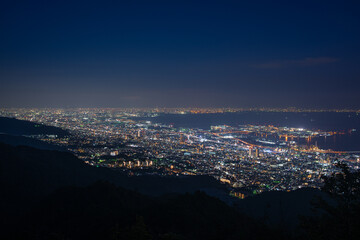 日本の兵庫県神戸市の摩耶山から見たとても美しい夜景