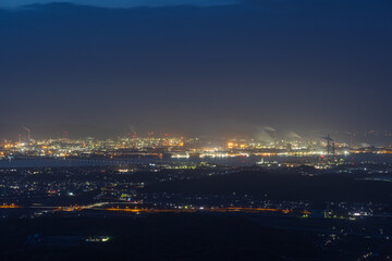 日本の岡山県倉敷市の水島コンビナートの美しい工場夜景