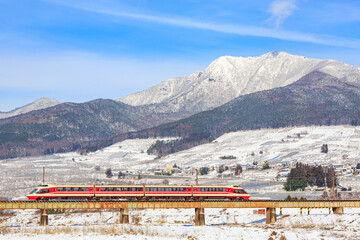志賀高原の夜間瀬川を渡る長野電鉄の観光列車