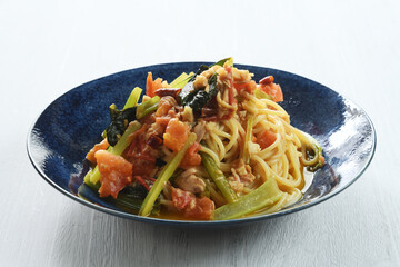 小松菜とベーコンのトマトソースパスタ