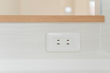 キッチンカウンターに横向きに配置されたコンセント