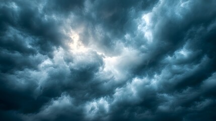 Obraz premium The sky is filled with dark clouds and the sun is barely visible