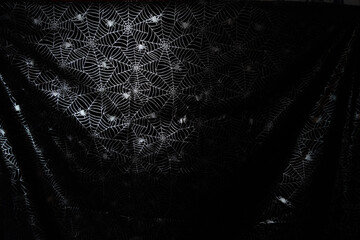 fondo de tela con estampado de telarañas colgada con pliegues
