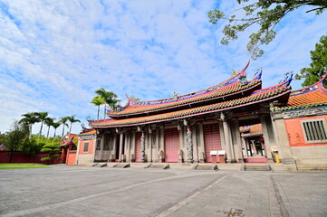 Obraz premium The Lingxing Gate at Taipei Confucius Temple serves as both an entrance and a symbol of Confucian philosophy, reflecting respect and reverence for Confucius and his teachings.