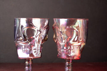 dos copas con forma de cráneo para decoraciones de halloween con fondo negro