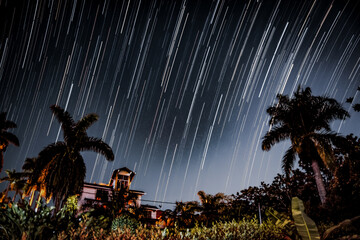 Una fotografía de larga exposición que captura el movimiento aparente de las estrellas alrededor...