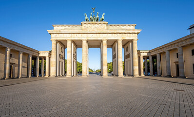 Fototapeta premium The famous Brandenburger Tor in Berlin early in the morning with no people