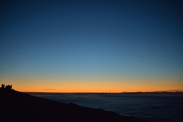 日の出を待つ人々