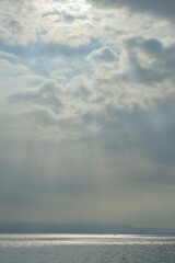 雲の隙間から差し込む光