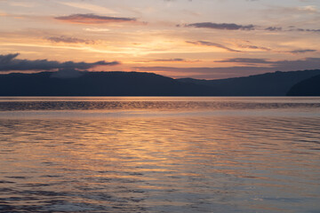 朝焼けの十和田湖
