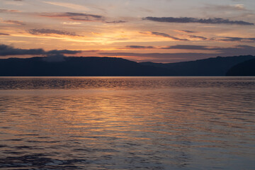 朝焼けの十和田湖