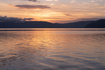 朝焼けの十和田湖