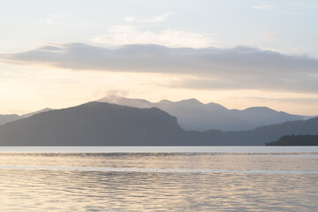 美しい朝の十和田湖