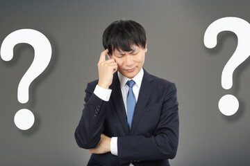 疑問に思うビジネスマン