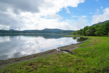 ufer des sees von furnas auf den azoren