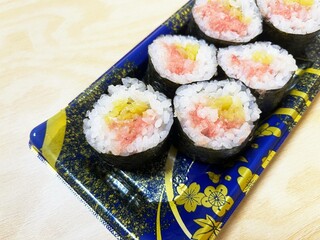 Seaweed roll with chopped tuna and Japanese pickles